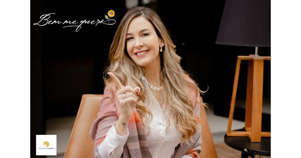 Psicóloga Pâmela Magalhães sorrindo em ambiente acolhedor, representando o método de reeducação amorosa do Curso Bem Me Quero.